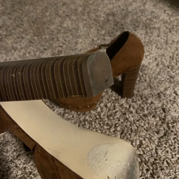 High heeled closed toe camel colored heels - Picture 2 of 5